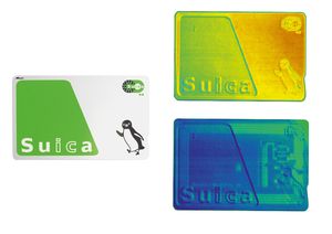 TOPTICA AG - 日本预付费公共交通卡的照片和太赫兹图像。太赫兹反射率图像（顶部）再现了卡的外观。移除正面反射（底部）可提供基础电子设备的内部视图。