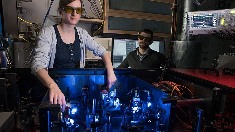 Alignment of laser beams for a demonstrator assembly of an ion trap quantum computer. Image: Leibniz Universität Hannover, T. Dubielzig 