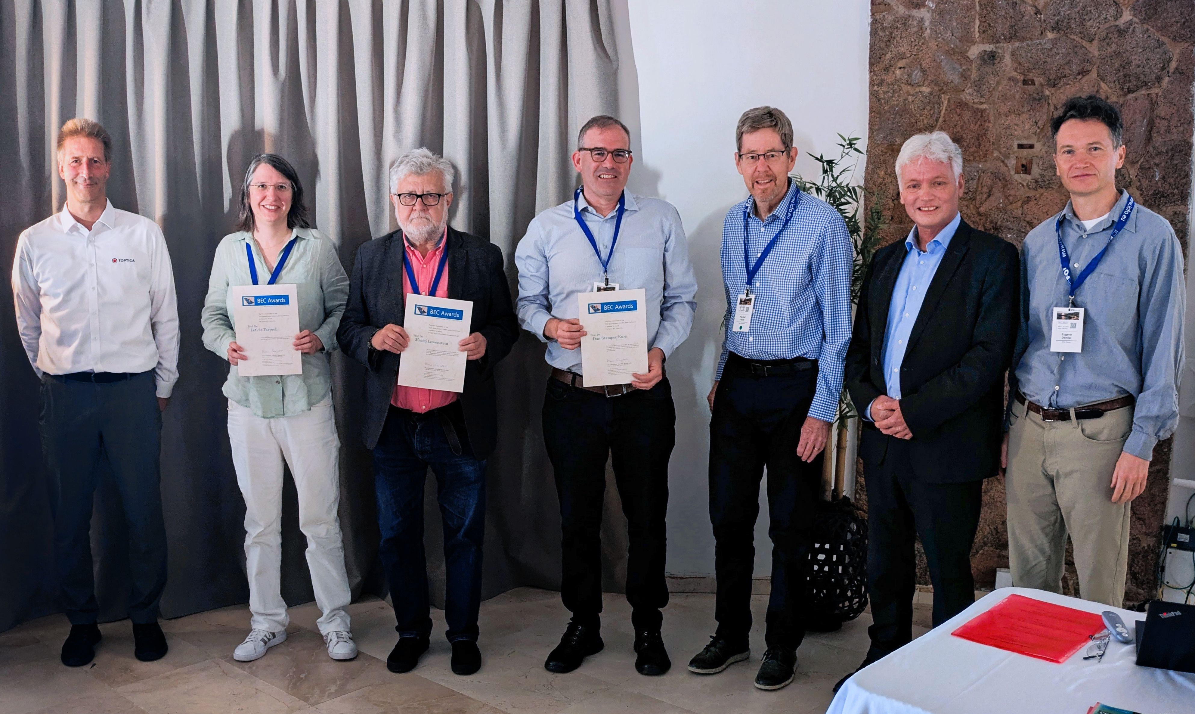 From left to right: Dr. Jürgen Stuhler (TOPTICA Photonics), Prof. Leticia Tarruell (Junior BEC Award recipient), Prof. Maciej Lewenstein (Lifetime Achievement Award recipient), Prof. Dan Sta