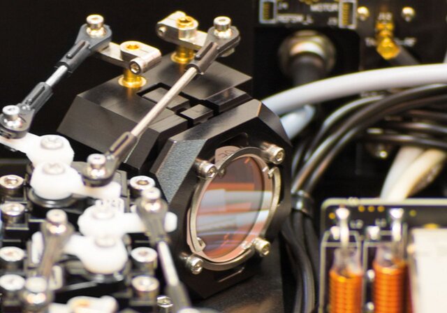 AutoAlign technology for automatic alignment at the push of one button is based on ultrastable patented mirror mounts